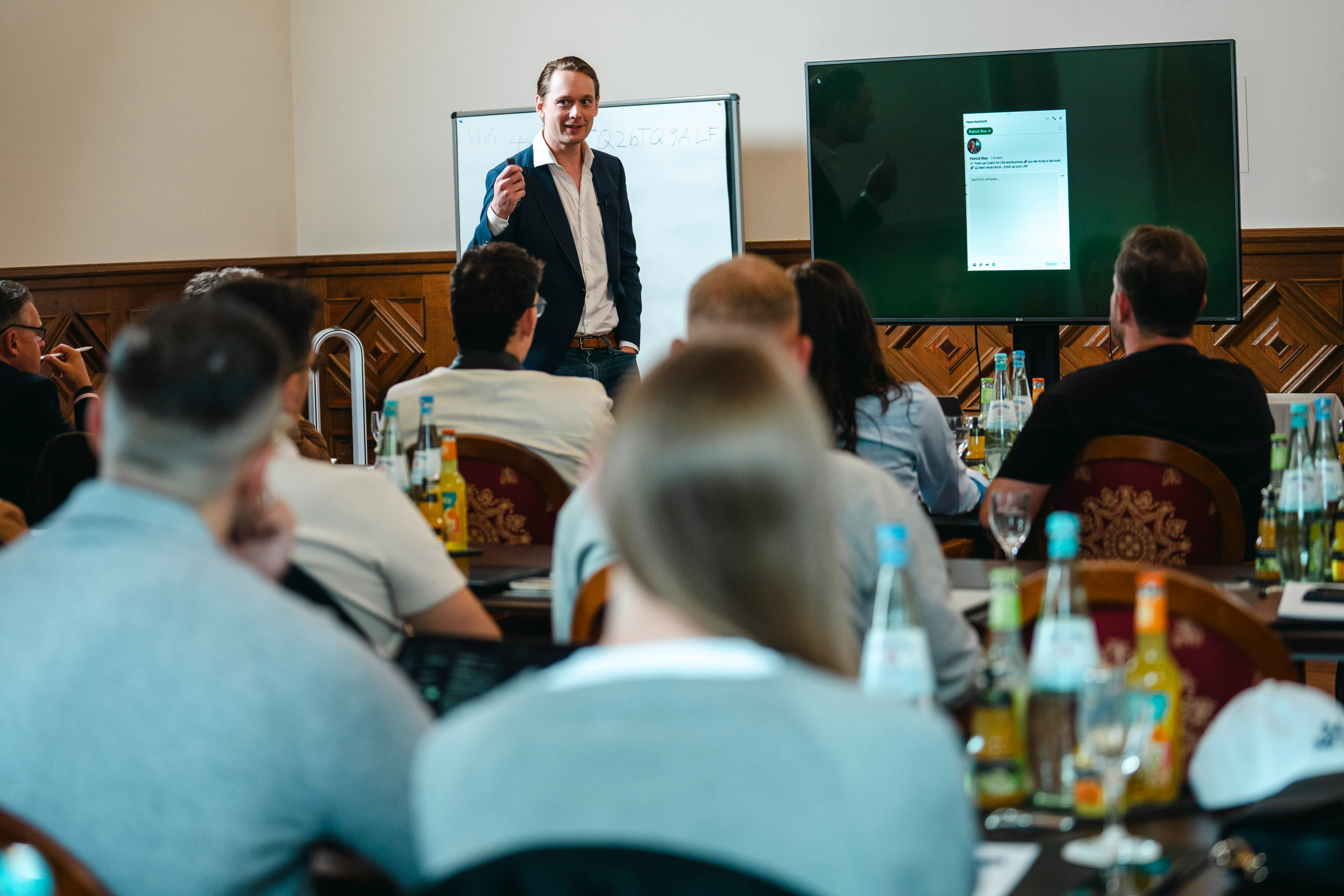 Josef Seibl in einem KI-Workshop vor Teilnehmern